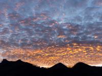 Teppich aus glühenden Wolkenhaufen über Aschauer Bergulisse